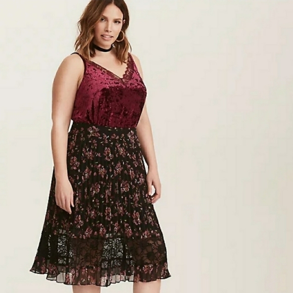 torrid Tops - TORRID Velvet Lace Trim V Neck Cami, Size 1